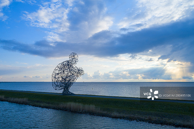 欧洲，荷兰，弗莱福兰省，莱利斯塔德，蹲着的人图片素材
