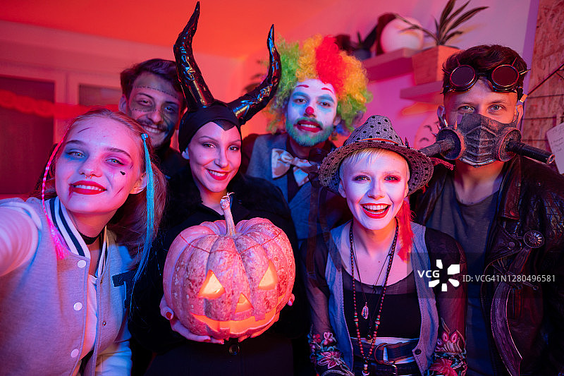 一群朋友在家举办万圣节派对，玩得开心并自拍图片素材