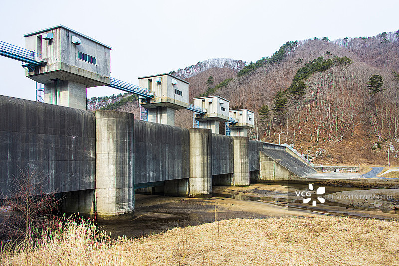 在穂里内町的防波堤，位于日本本州岛东北地区陆奥海岸步道沿线图片素材