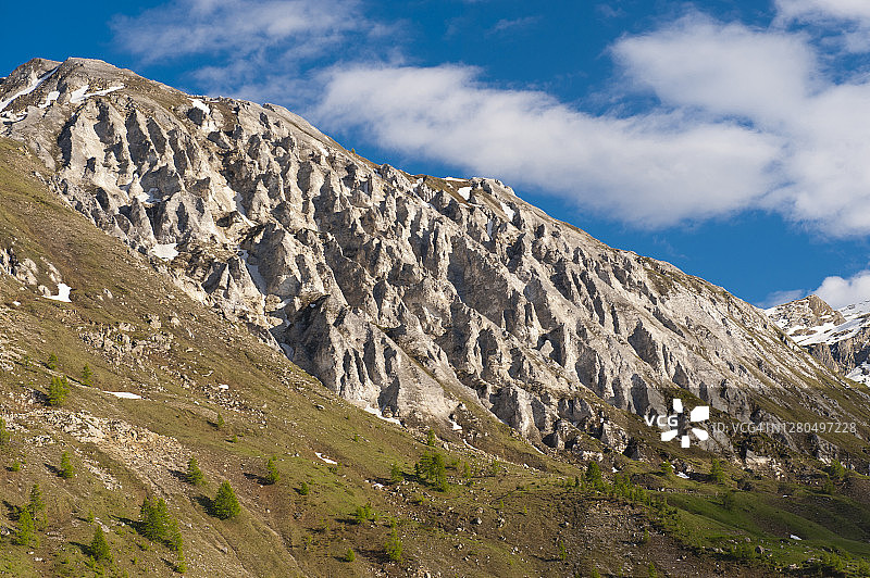 法国萨瓦蒂涅冰川消融的山地牧场图片素材