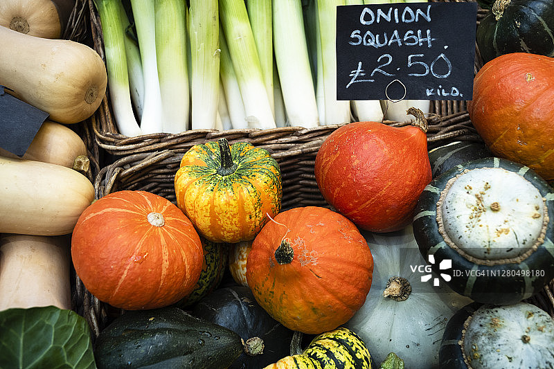 市场摊位上出售的新鲜蔬菜图片素材