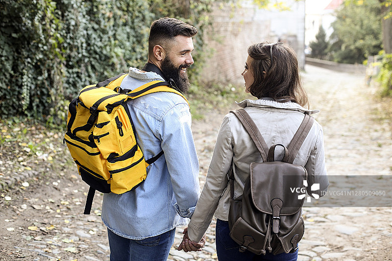 年轻夫妇在村庄里图片素材