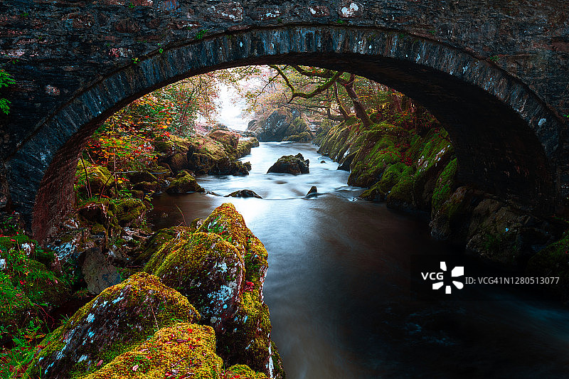 秋季，威尔士斯诺多尼亚贝特ws-Y-科埃德的Lledr桥图片素材