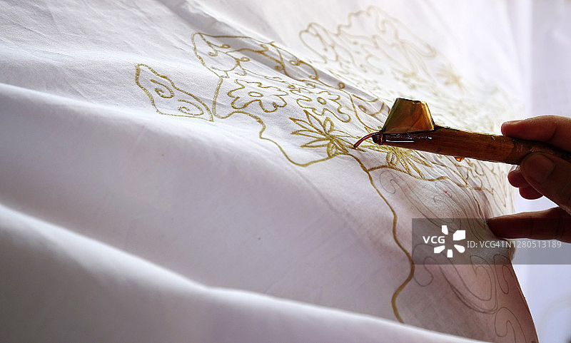 俯视角度拍摄的蜡染绘画图片素材