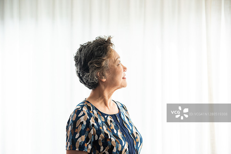 老年妇女的侧面肖像图片素材