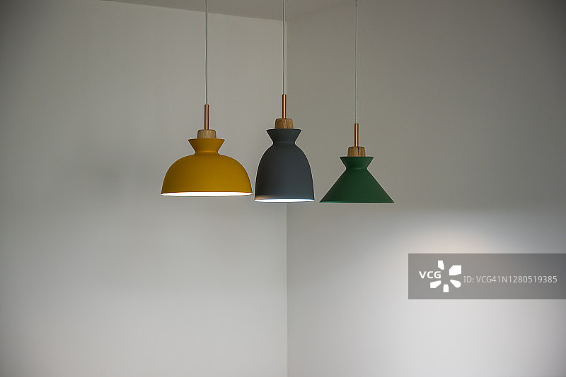 白色墙壁和灯光的室内装饰图片素材