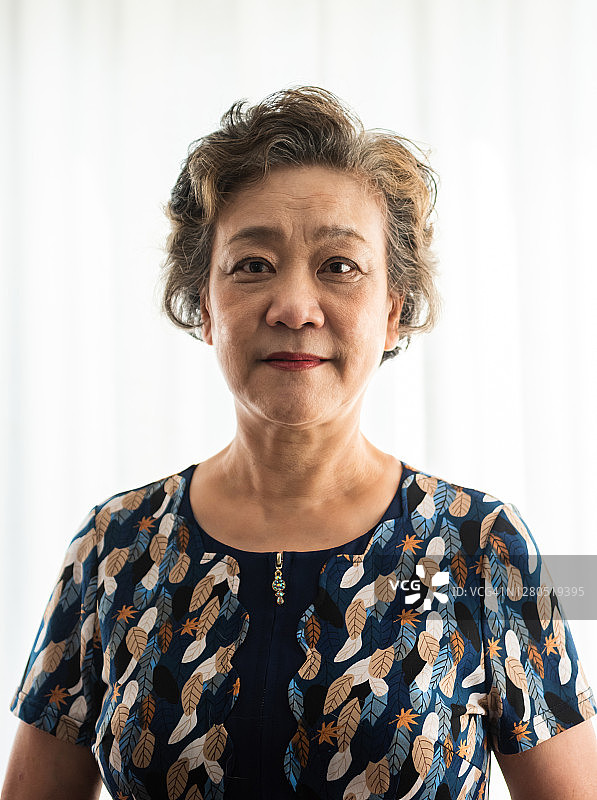 家中妇女的肖像图片素材