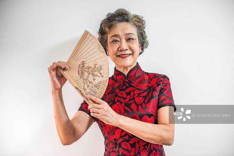 快乐的亚洲老年妇女肖像图片素材