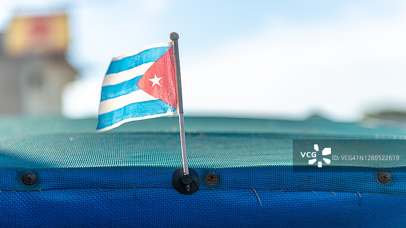 古巴圣克拉拉的自行车出租车上的古巴国旗图片素材