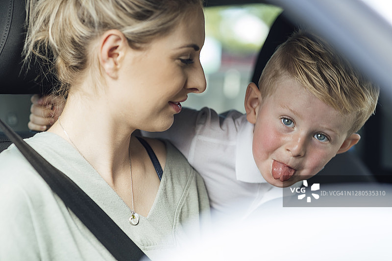 和妈妈一起的汽车之旅图片素材