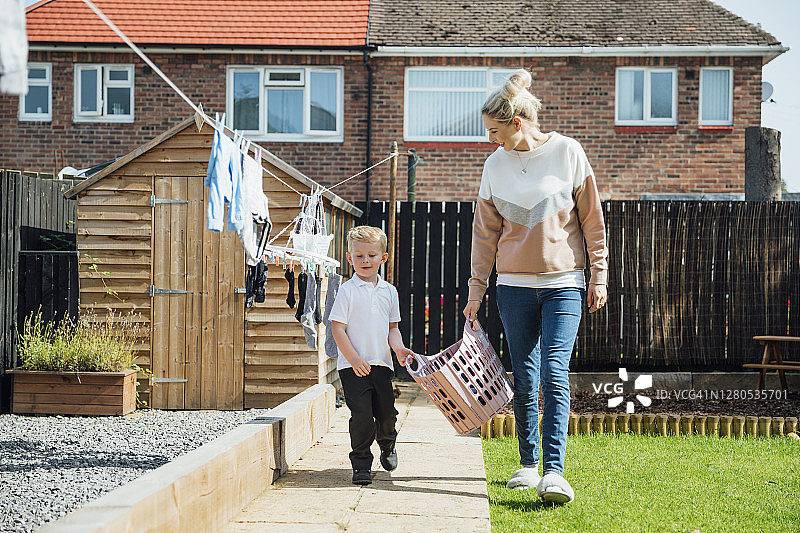 和妈妈一起洗衣图片素材