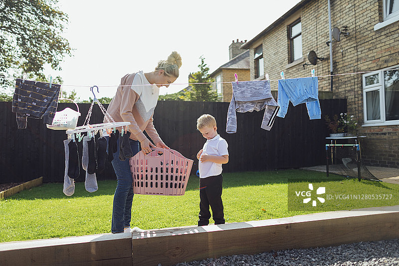 放学后帮助妈妈图片素材