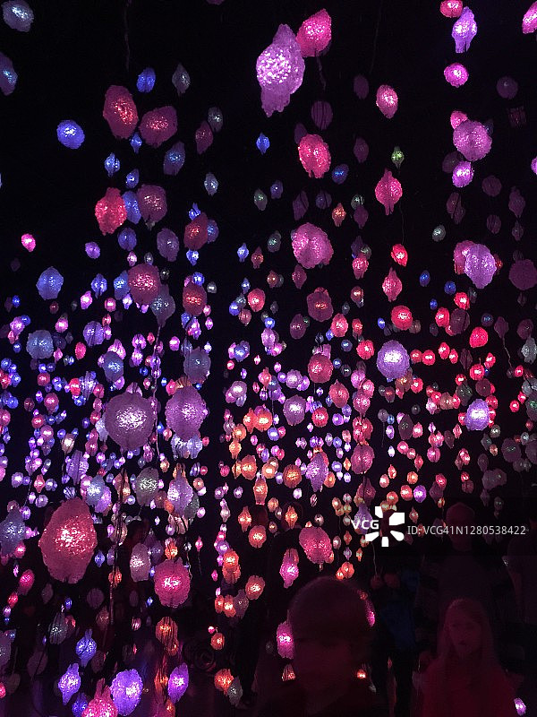 粉色灯光装置图片素材