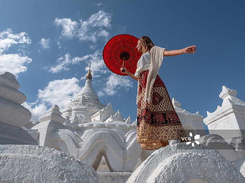 女人在缅甸探索敏贡寺庙图片素材