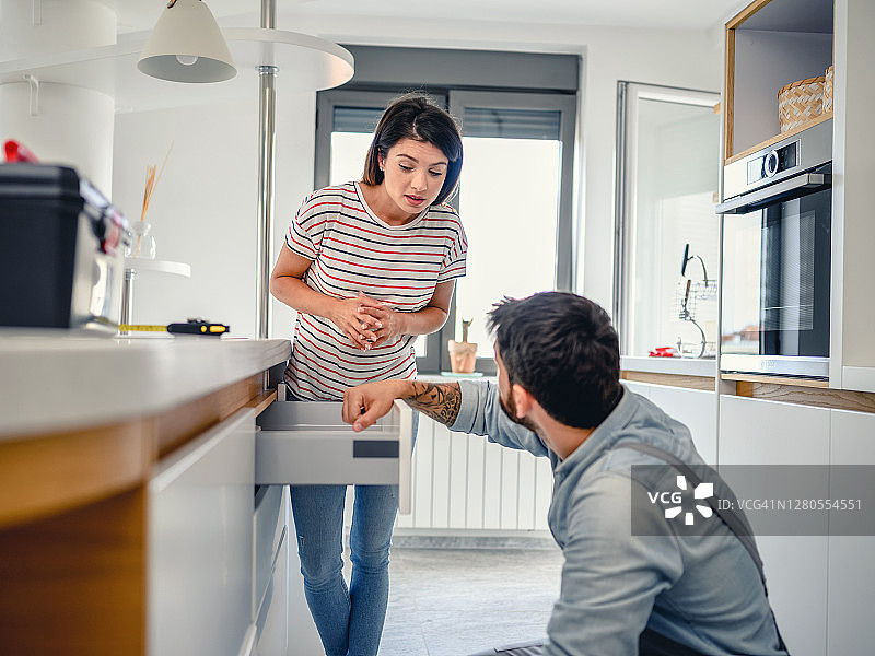 木匠安装抽屉图片素材