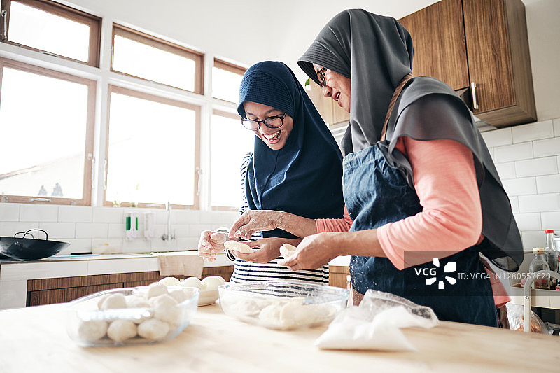 母亲教女儿做饼干图片素材