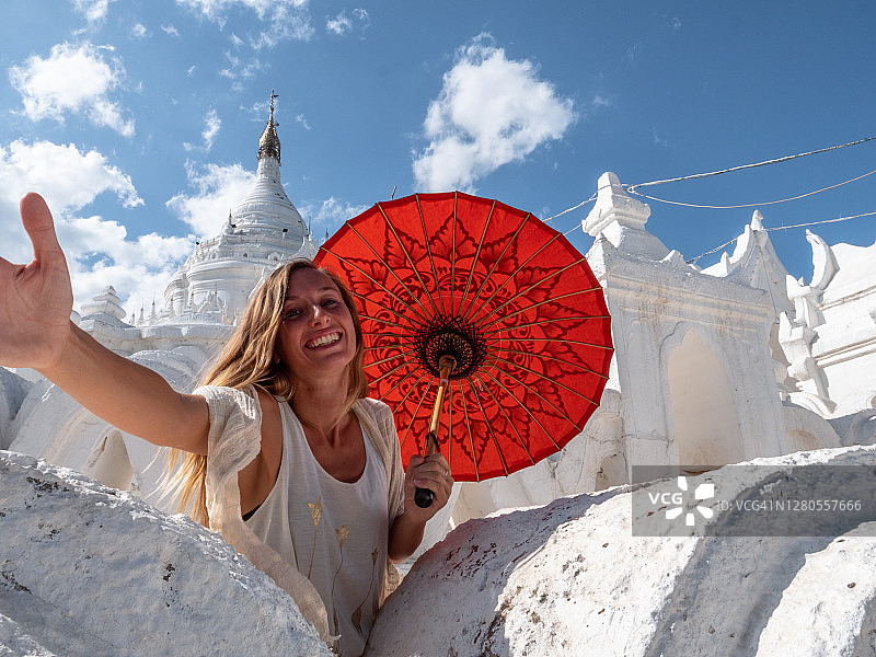 女人在缅甸敏贡寺自拍图片素材
