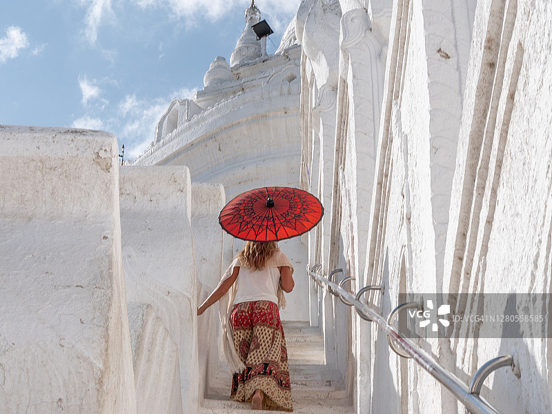 女人在缅甸探索敏贡寺庙图片素材