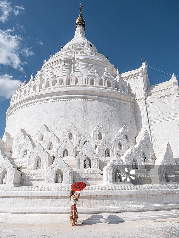 女人在缅甸探索敏贡寺庙图片素材