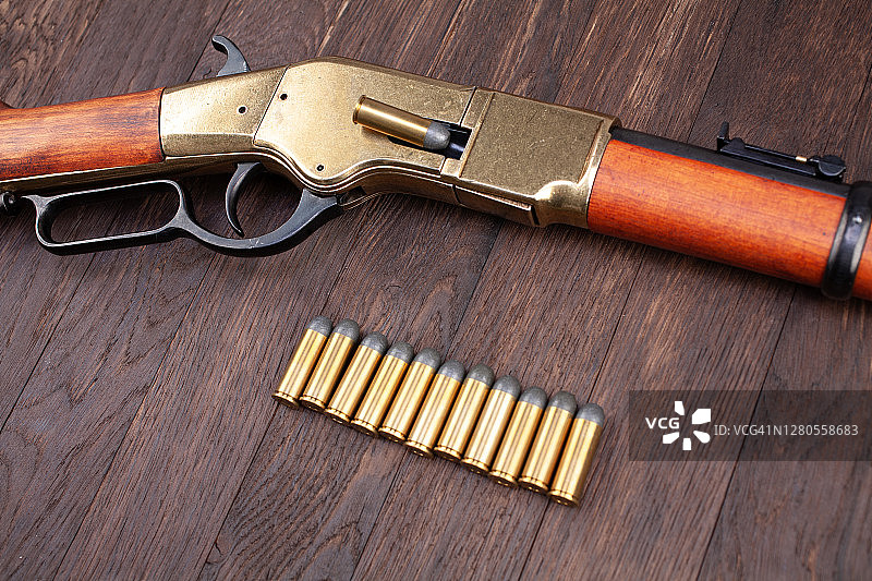 狂野西部枪械 - 杠杆式连发步枪与弹药图片素材