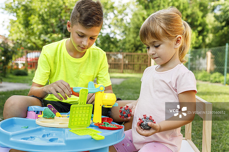 孩子们玩冠状病毒模型玩具图片素材