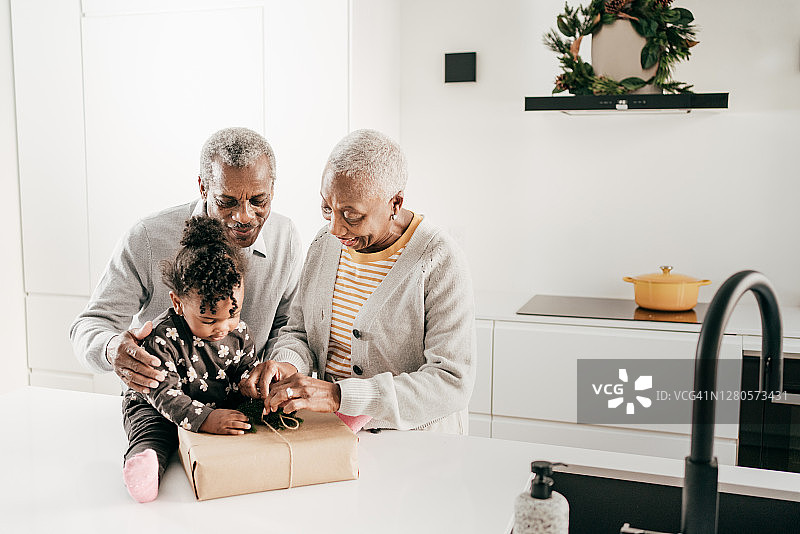 祖父母与孙女共度时光图片素材