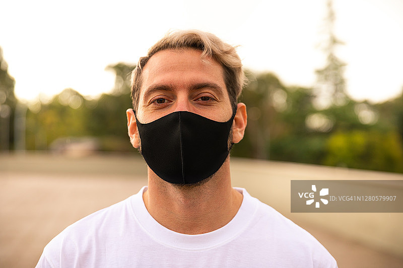 戴着面具的男子在街上的肖像图片素材