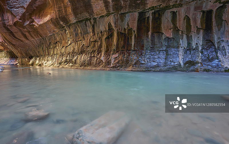 美国犹他州锡安国家公园的维尔京河峡谷图片素材