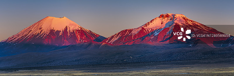 玻利维亚萨哈马国家公园帕里纳科塔火山的日出图片素材