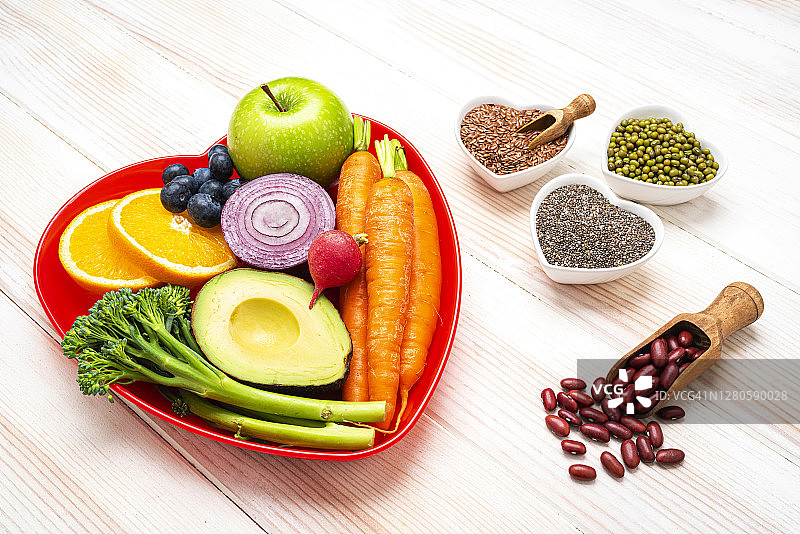 白色桌子上的水果、蔬菜和种子图片素材