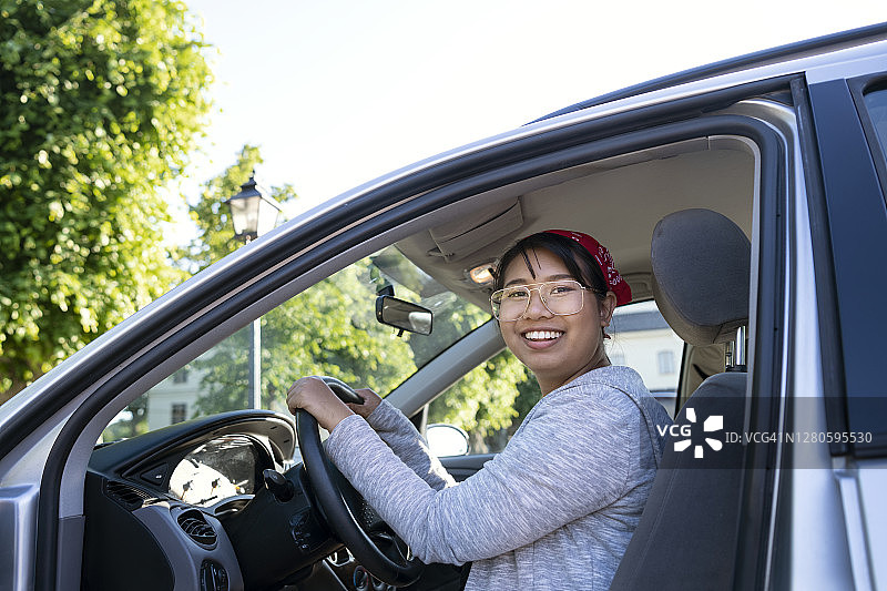 笑容满面的女人坐在车里图片素材