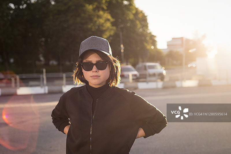 年轻女子看着相机图片素材