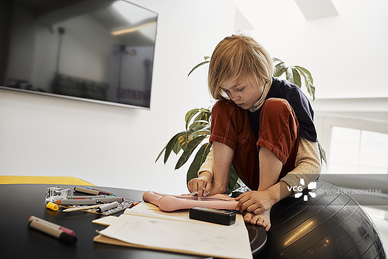 女孩使用平板电脑图片素材