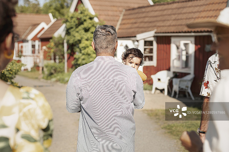 父亲抱着婴儿图片素材