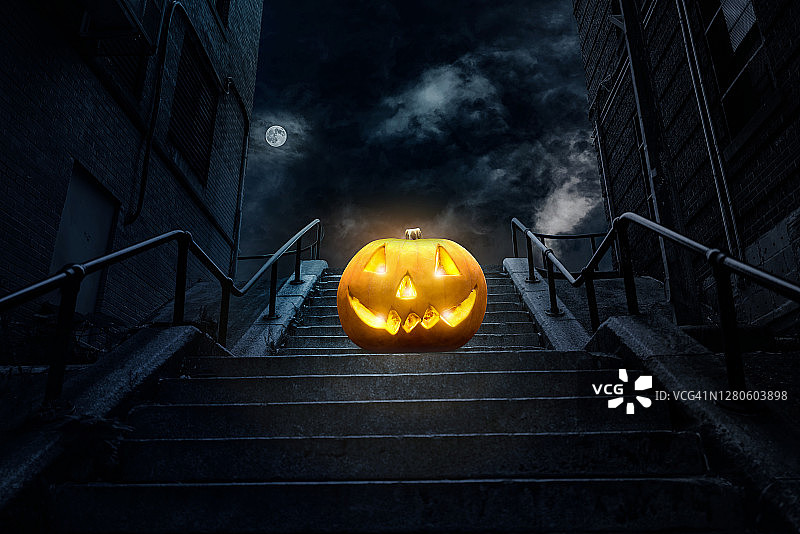 万圣节南瓜与黑暗街道及满月图片素材