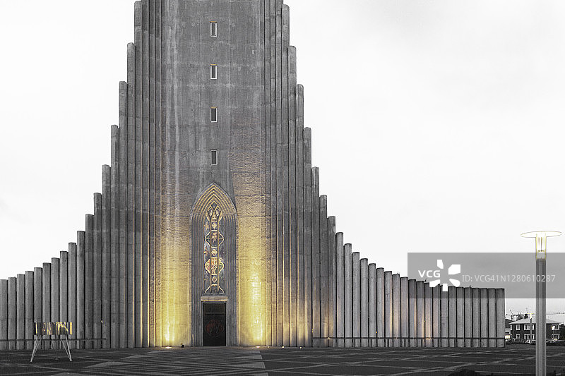 午夜阳光下的雷克雅未克哈尔格林姆斯教堂景色图片素材