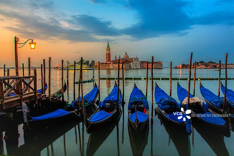 威尼斯圣马可海滨的贡多拉图片素材