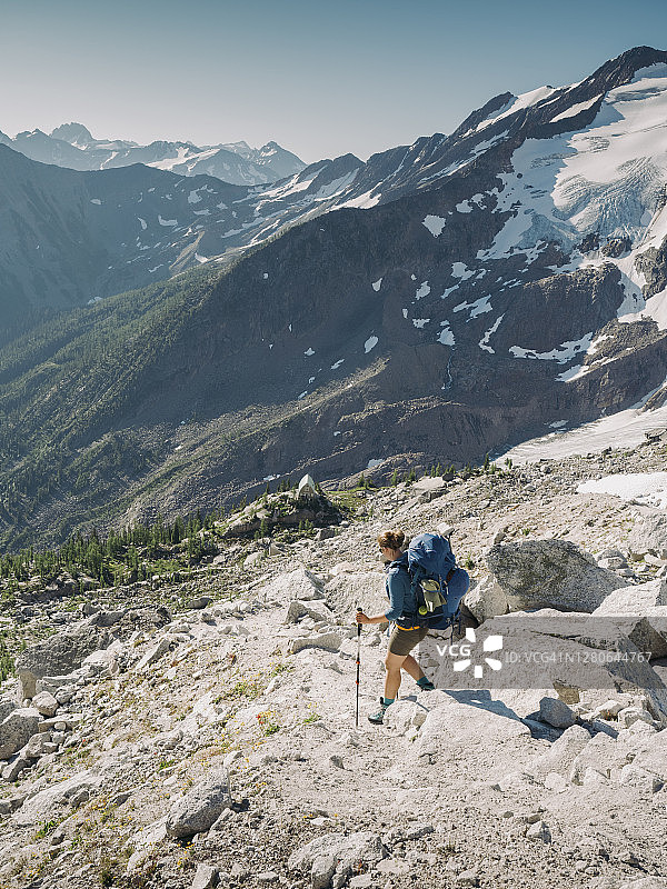 女登山者从布加布冰川省立公园的Applebee Dome徒步前往加拿大高山俱乐部凯恩小屋图片素材