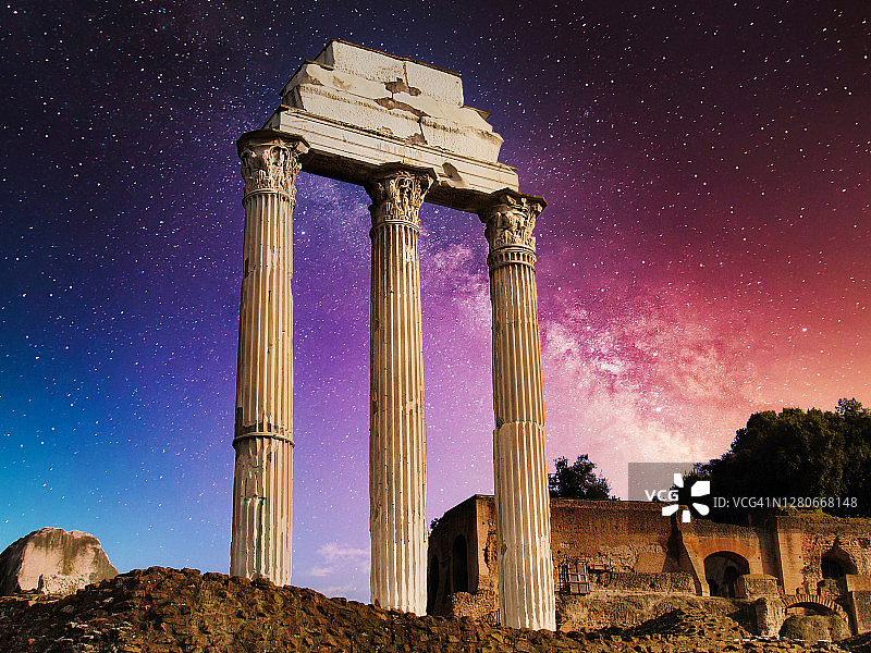夜间罗马柱遗址图片素材