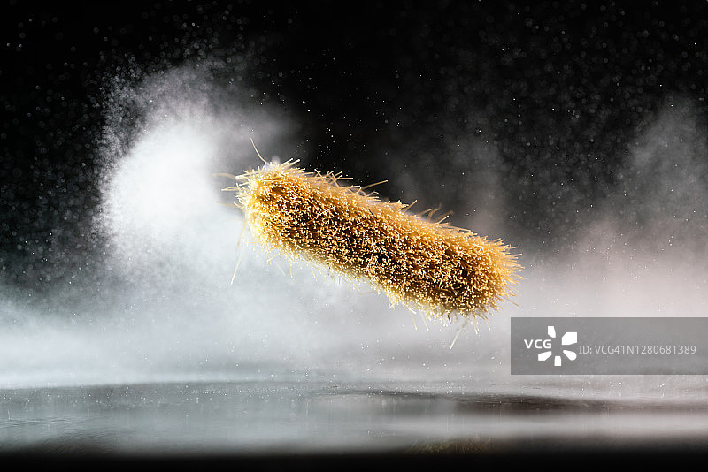 黑色背景中在半空中跳舞的刷子图片素材