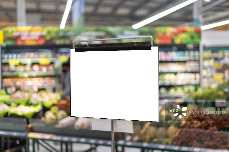 超市悬挂的白色banner图片素材