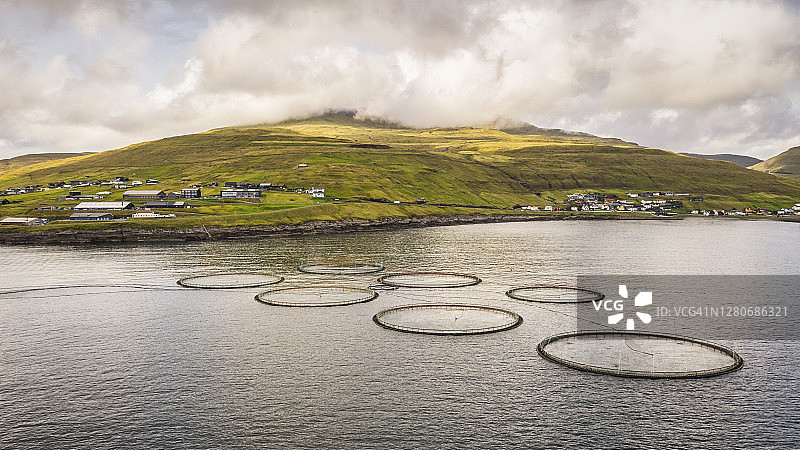法罗群岛鲑鱼养殖场全景图片素材