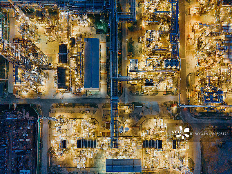 石油储备和石化业务受新冠疫情影响需求下降，石油和天然气工业经济衰退，全球燃料能源石油/天然气行业股票投资下滑。新冠病毒疫情危机，金融经济图片素材