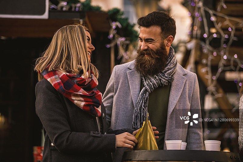 情侣互赠金色礼物图片素材