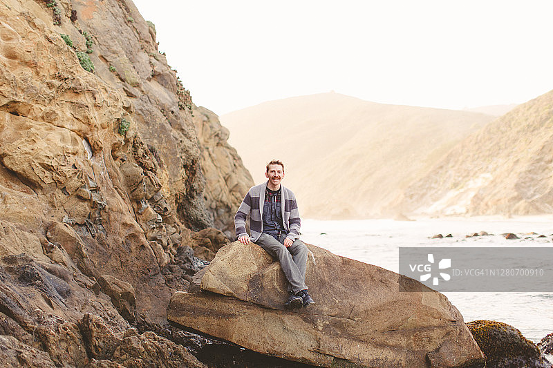 身穿休闲服装的男人肖像照图片素材