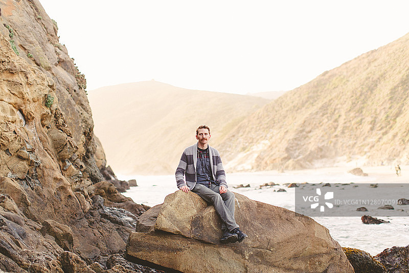 身穿休闲服装的男人肖像照图片素材