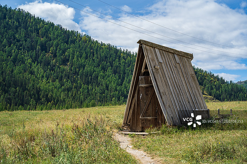 风景优美的地方的木制户外厕所图片素材