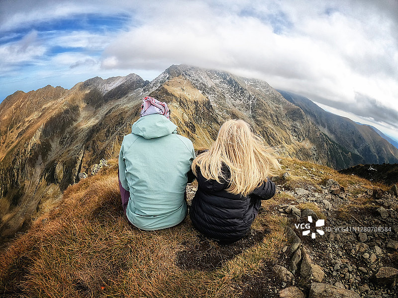 母子欣赏壮丽山景，位于罗马尼亚Negoiu峰Custura Saratii小径图片素材