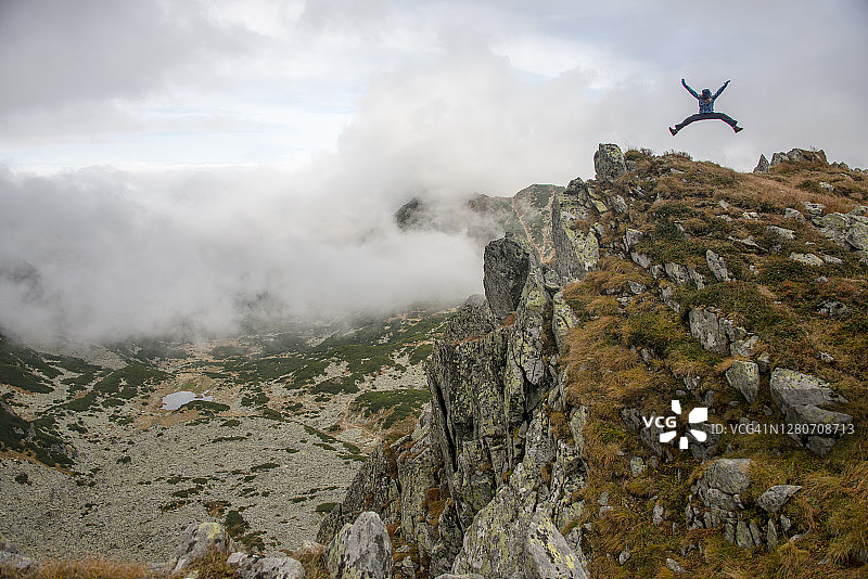 儿童在罗马尼亚雷泰扎特山脉布库拉峰跳跃图片素材