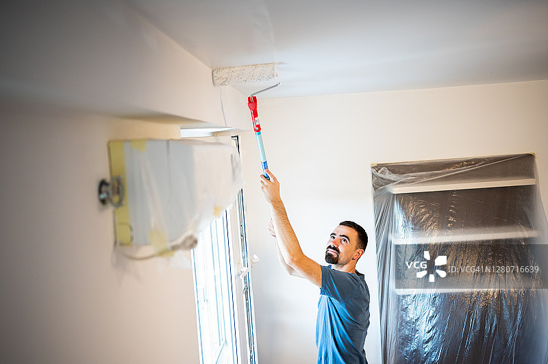 粉刷公寓内部的男子（库存照片）图片素材
